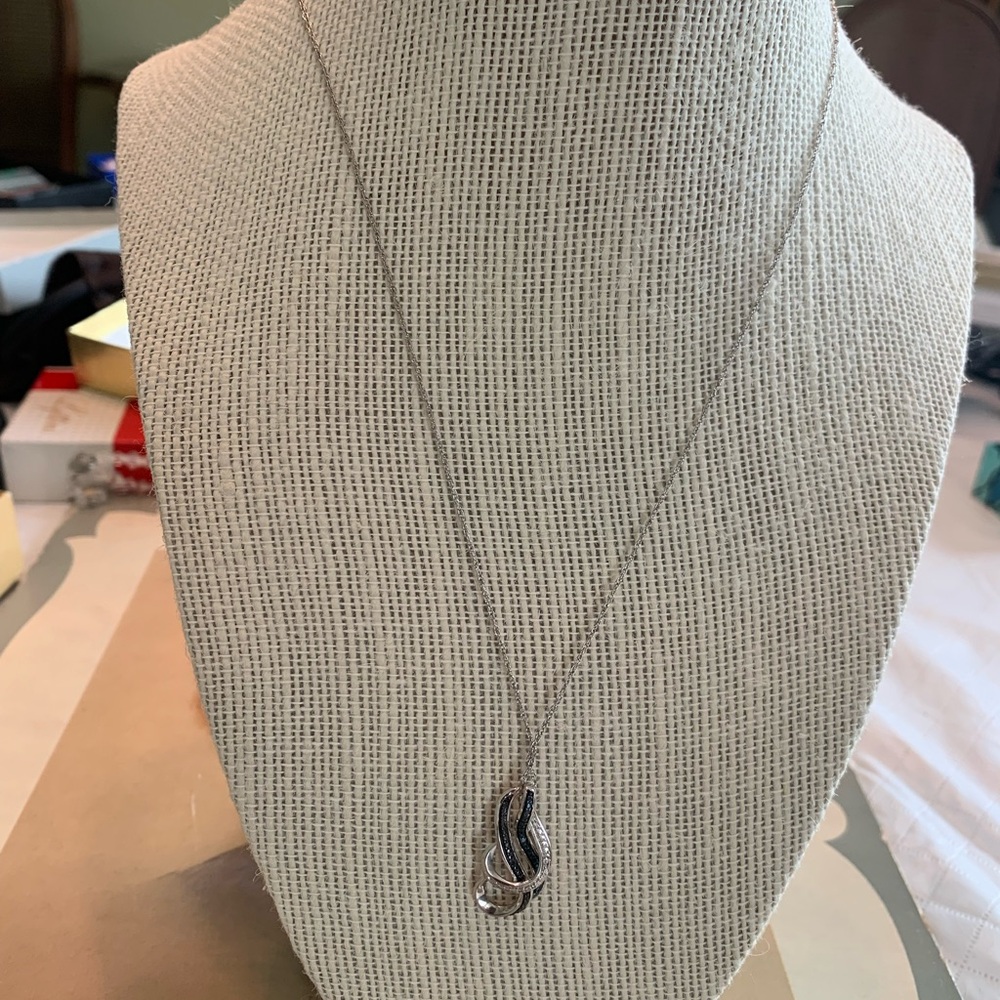 Sweet little silver chain and silver pendant